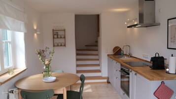 Fridge, oven, stovetop, coffee/tea maker