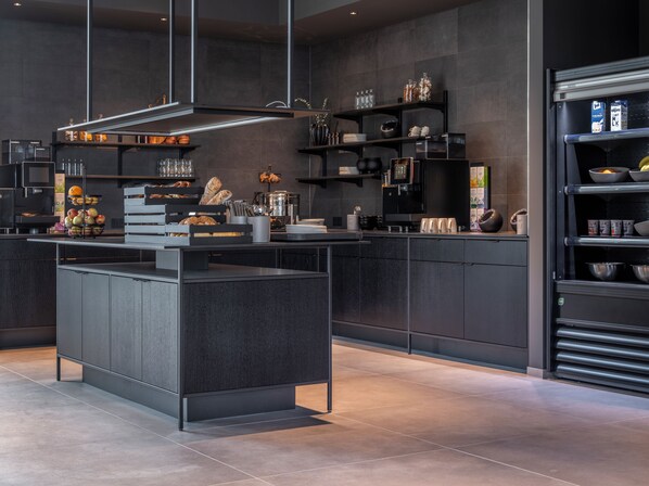 Tägliches Frühstücksbuffet (14 EUR pro Person)