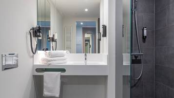 Dusche, Regendusche, Haartrockner, Handtücher