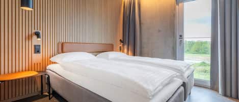 Habitación empresarial con 2 camas individuales | Ropa de cama hipoalergénica, cunas gratuitas y ropa de cama