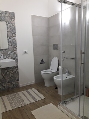 Dusche, Haartrockner, Bidet, Seife