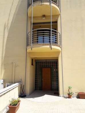 Exterior detail - 65 sqm apartment with veranda (Trapani)