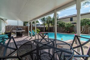 屋外ダイニングエリア