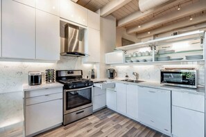 Fridge, microwave, oven, stovetop - Santana Row Properties #8 - Silicon Valley Getaway: Escape the Ordinary! (San Jose)