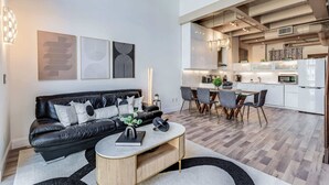 Um apartamento moderno com sala de estar, área de jantar e cozinha.