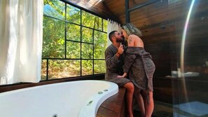 A couple in a wooden cabin with a large window and a hot tub. - Viva Brotas Barbieri (Brotas)