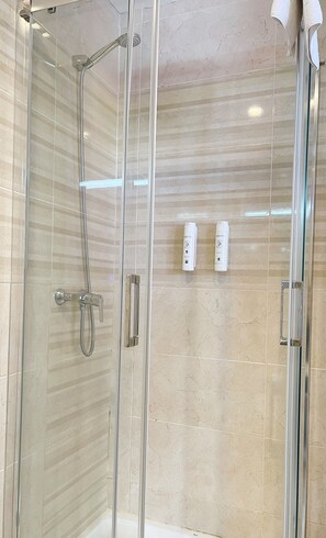 Studio Suite, quang cảnh bến du thuyền | Phòng tắm | Buồng tắm vòi sen, máy sấy tóc, khăn tắm, xà phòng 