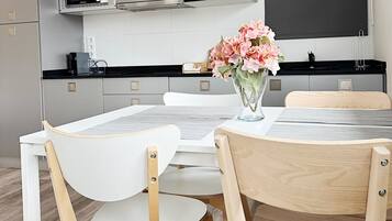 Studio Suite, City View | Dining