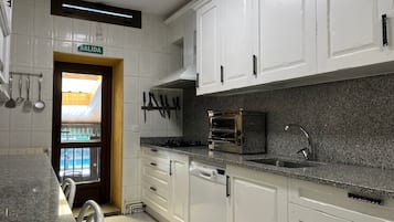 Een koelkast, een magnetron, een oven, een kookplaat