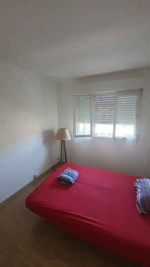3 habitaciones, tabla de planchar con plancha, wifi y ropa de cama 
