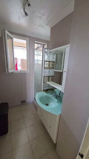 Shower, towels, soap, toilet paper
