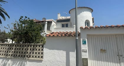 CASA REFORMADA VACACIONAL EN EMPURIABRAVA