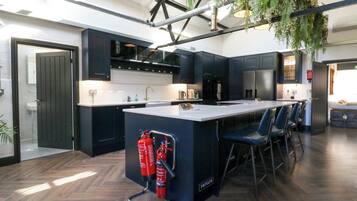Cottage | Private kitchen | Fridge, microwave, dishwasher, toaster