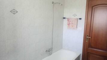 Haartrockner, Bidet, Handtücher, Seife