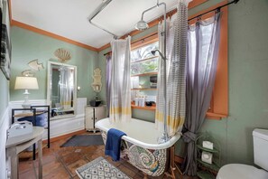 House, 1 King Bed with Sofa bed, Kitchen, Garden View (Castillo de la Paz - Annex) | Bathroom