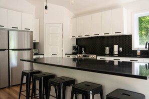 Kjøleskap, mikrobølgeovn, ovn og kokeplater