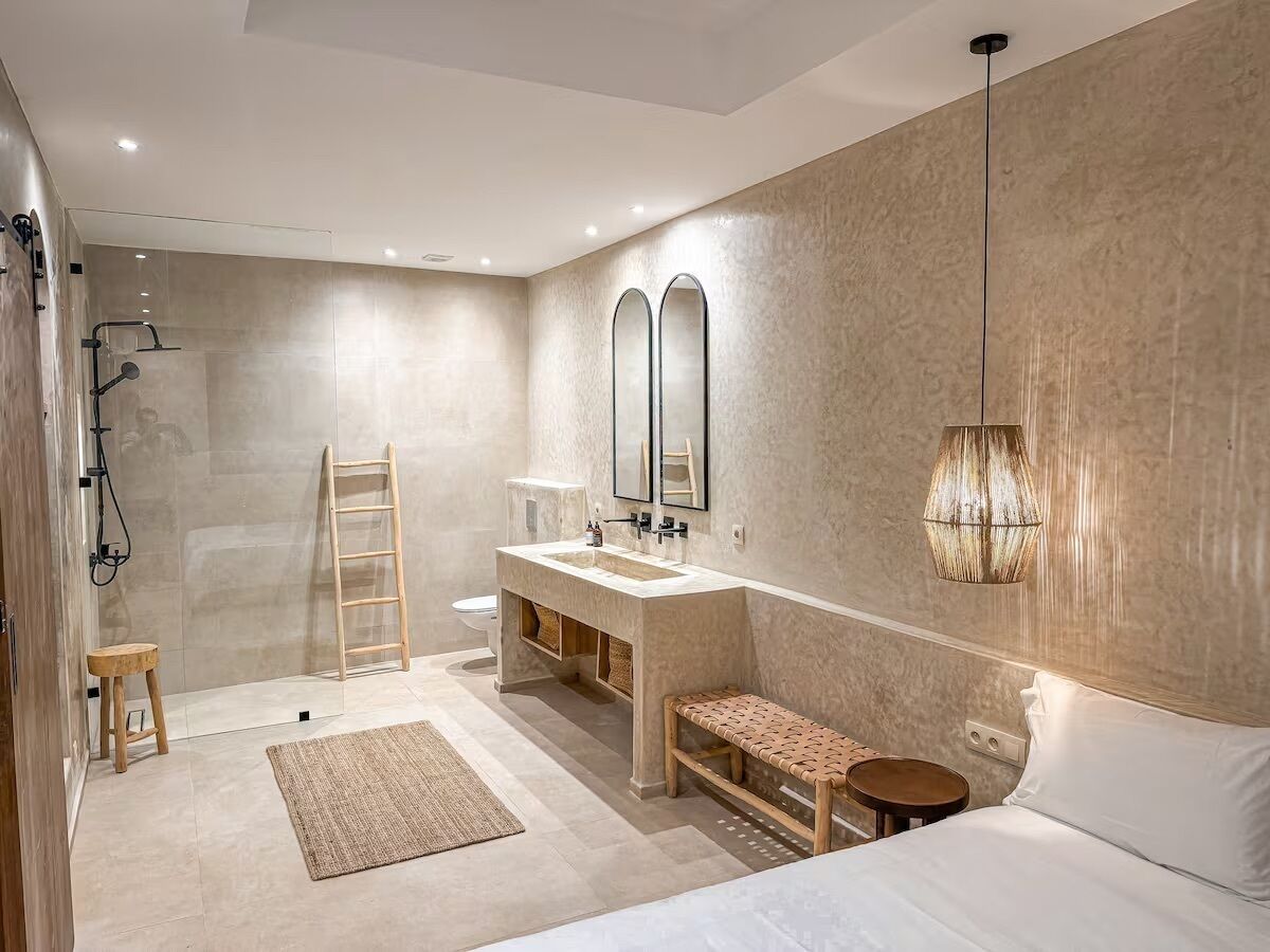 Shower, hair dryer, towels, toilet paper