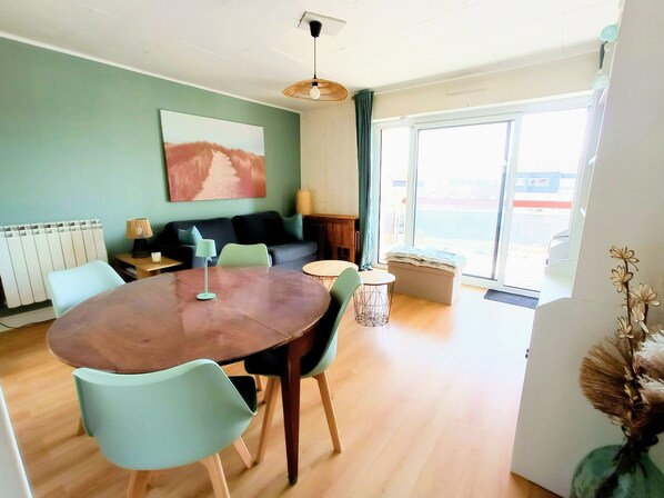 Dining - Studio cabin, sleeps 4, on the Sainte Cécile esplanade (Camiers)