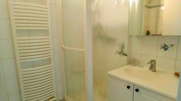 Douche, sĂšche-cheveux, serviettes fournies, savon