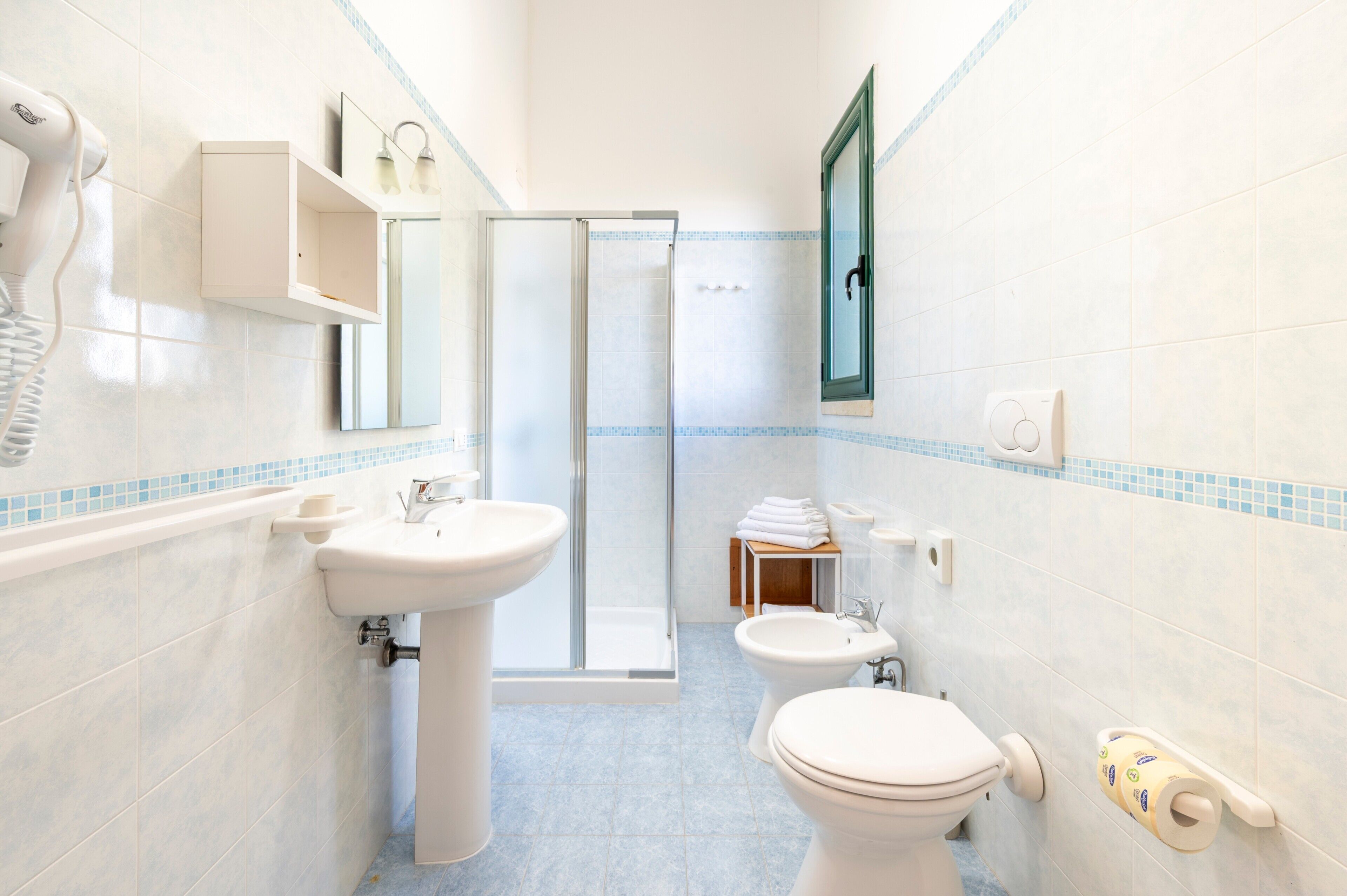 Douche, sèche-cheveux, serviettes fournies