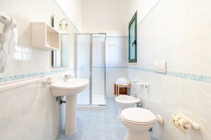 Shower, hair dryer, towels - Room 'San Biagio - Deluxe 1' with Shared Pool, Wi-Fi, and Air Conditioning (Calimera)