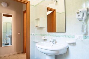 Douche, sèche-cheveux, serviettes fournies