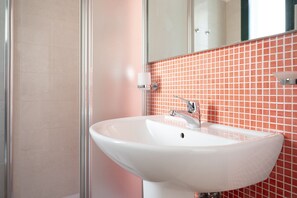 Douche, sèche-cheveux, serviettes fournies