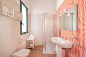 Regadera, secadora de cabello, toallas 