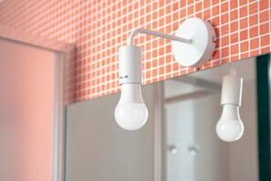 Suihku, hiustenkuivaaja, pyyhkeet