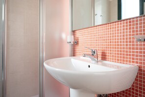 Douche, sèche-cheveux, serviettes fournies