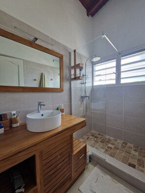 Serviettes fournies, papier toilette