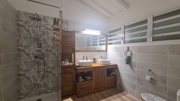 Serviettes fournies, papier toilette
