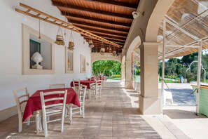 Outdoor dining - Room 'San Biagio - Deluxe 3' with Shared Pool, Wi-Fi and Air Conditioning (Calimera)