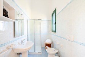 Shower, hair dryer, towels - Room 'San Biagio - Deluxe 3' with Shared Pool, Wi-Fi and Air Conditioning (Calimera)