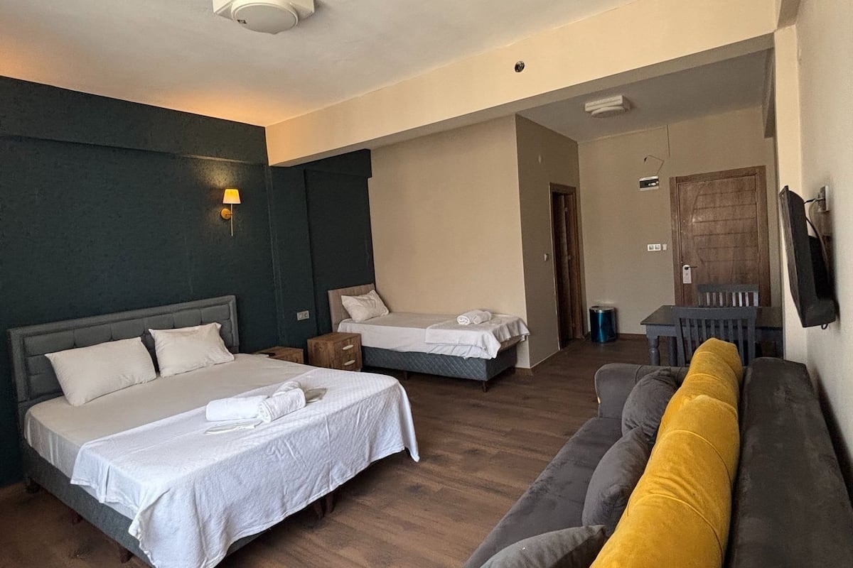 Comfort-værelse til 3 personer - balkon | Arbejdsområde til bærbare computere, gratis Wi-Fi