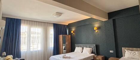 Comfort-værelse til 3 personer - balkon | Arbejdsområde til bærbare computere, gratis Wi-Fi