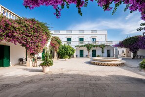 Property grounds - 'San Biagio - Deluxe 4' Room with Shared Pool, Wi-Fi, and Air Conditioning (Calimera)
