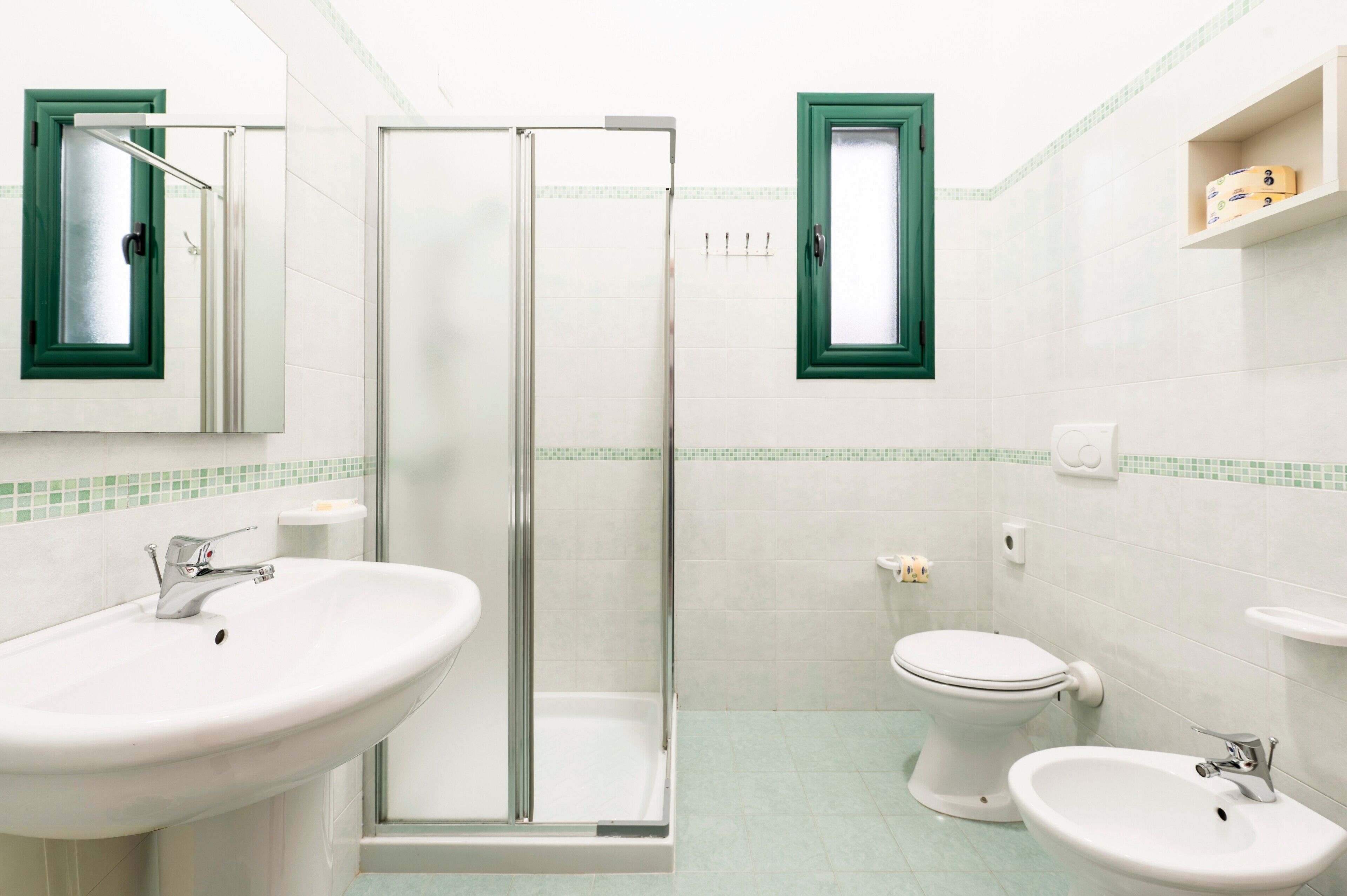 Een douche, een haardroger, handdoeken