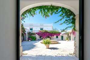 Interior - Room 'San Biagio - Deluxe 8' with Shared Pool, Wi-Fi, and Air Conditioning (Calimera)