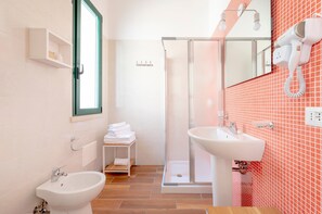 Shower, hair dryer, towels - Room 'San Biagio - Deluxe 8' with Shared Pool, Wi-Fi, and Air Conditioning (Calimera)