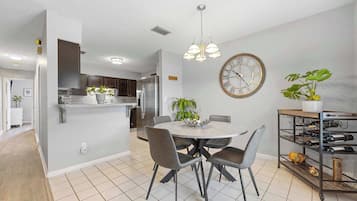 Casa, varias camas, patio, vista al jardín (Casa Playa) | Restaurantes