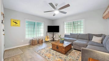 Casa, varias camas, patio, vista al jardín (Casa Playa) | Área de sala de estar | Televisión de pantalla plana de 42 pulgadas con canales digitales