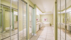 Un bagno moderno con box doccia in vetro, una vasca freestanding e un lavabo con specchio.