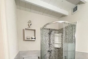 Shower, hair dryer, bidet, towels - Francesca's Apartments - Ocean Apartment - 3 minutes by car from the beach (Santa Croce Camerina)