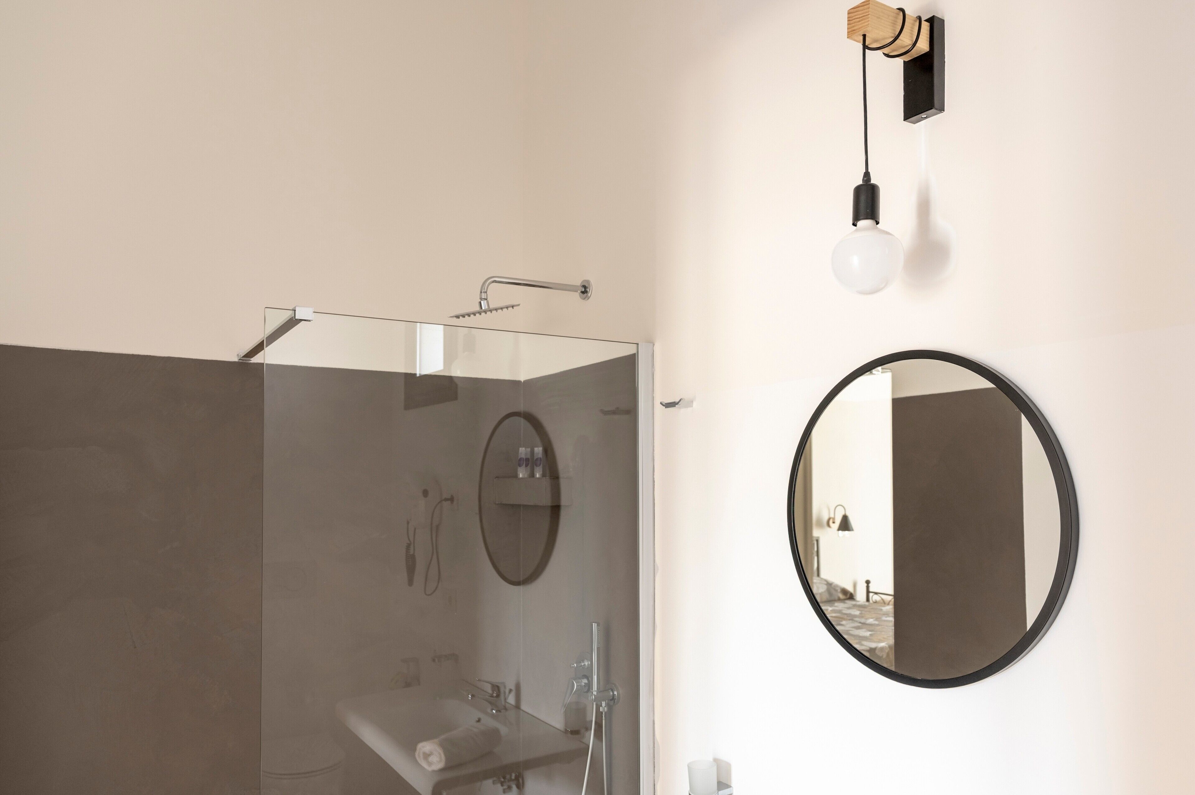 Een douche, een haardroger, handdoeken