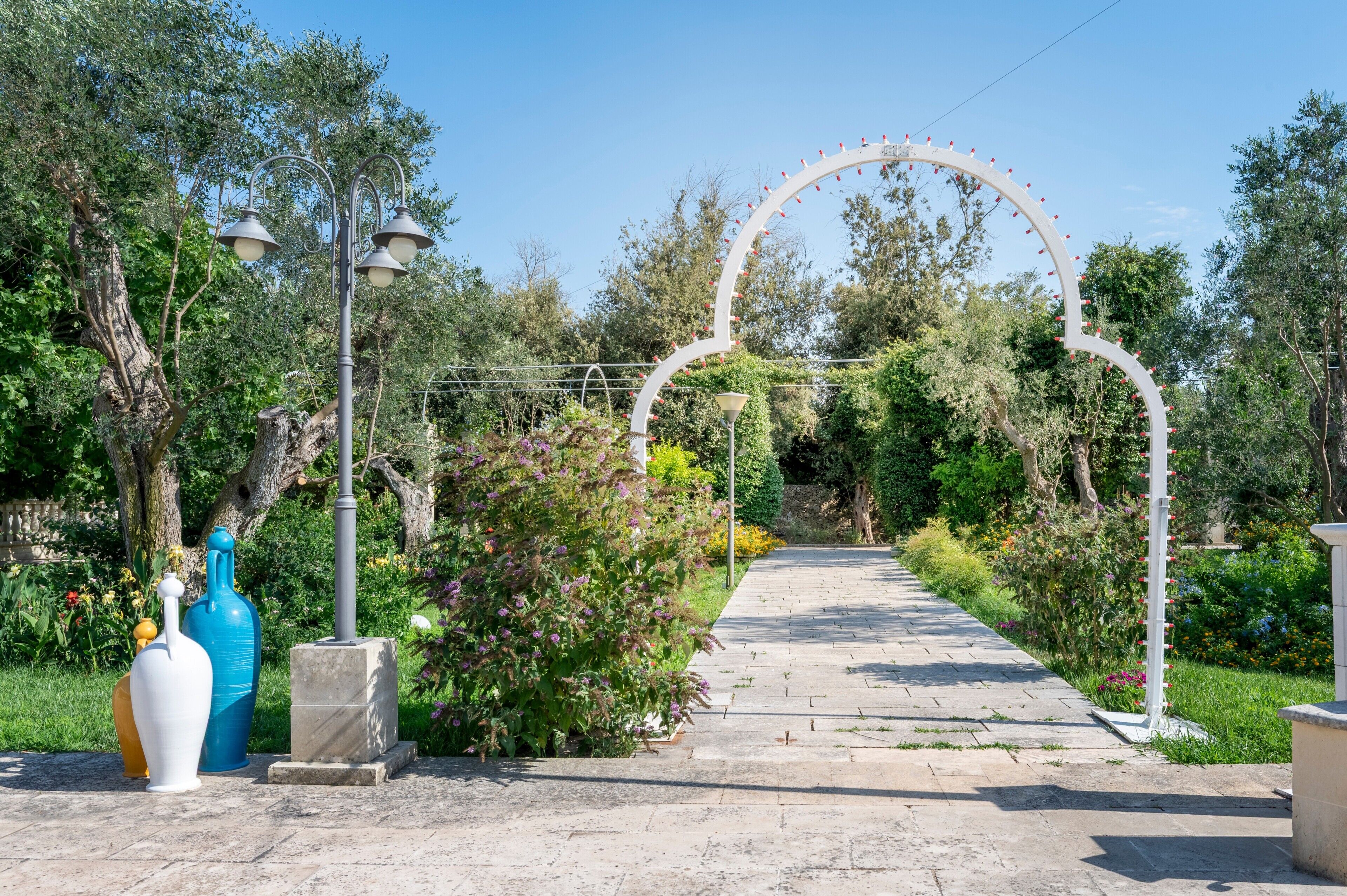 المنطقة المحيطة بالمنشأة