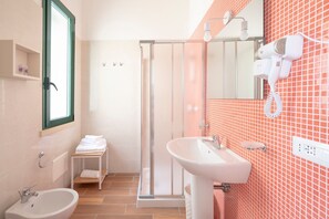 Dusche, Haartrockner, Handtücher