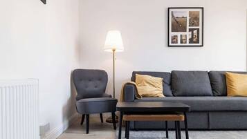 Una televisión, una oficina