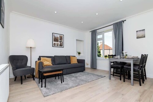 2 Bedroom House-Free Parking- by Holiday Homes