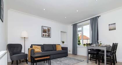 2 Bedroom House-Free Parking- by Holiday Homes